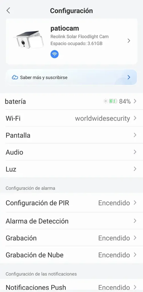 Pantalla de configuración de la Reolink Solar Floodlight Cam en la app de Reolink con ajustes de batería, WiFi, audio, luz, PIR, grabación y notificaciones push