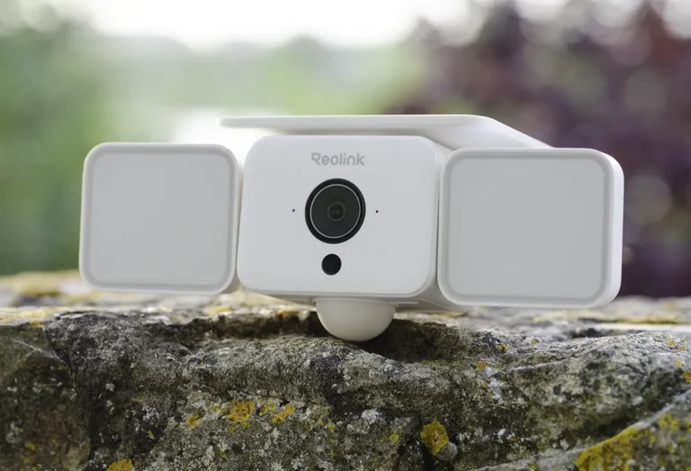 Reolink Solar Floodlight Cam colocada en exterior con panel solar integrado y doble foco lateral