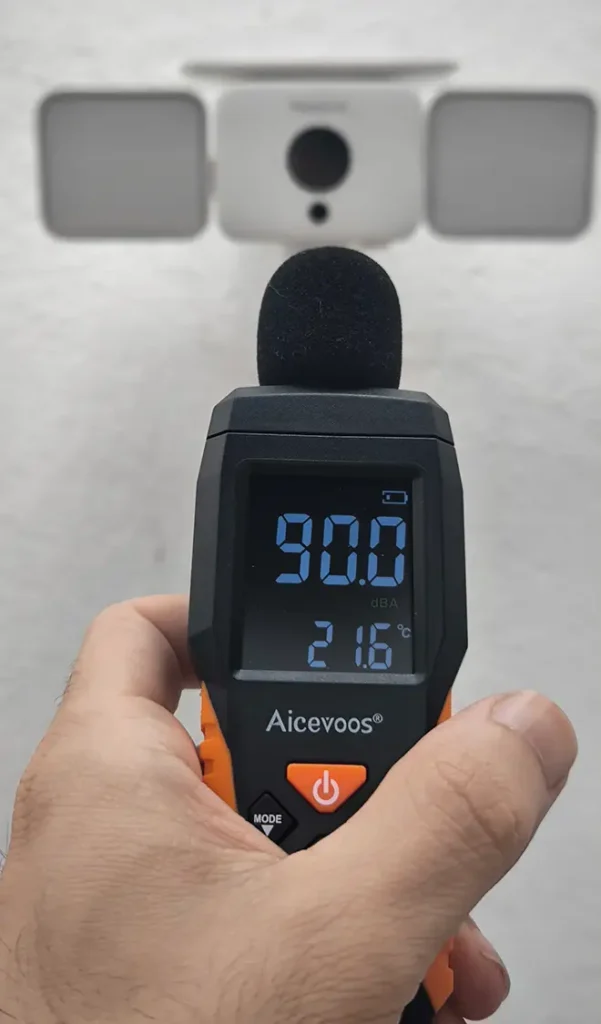 Medición de 90 dBA de la alarma de la Reolink Solar Floodlight Cam con un sonómetro