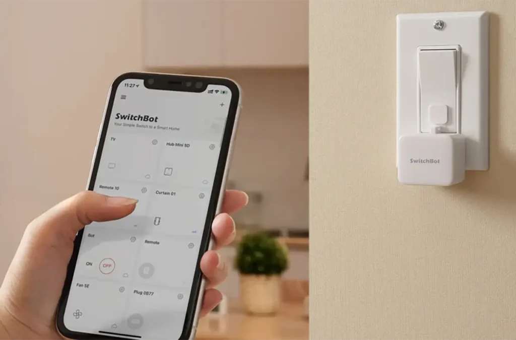 SwitchBot Bot Rechargeable instalado en un interruptor y controlado desde la app móvil