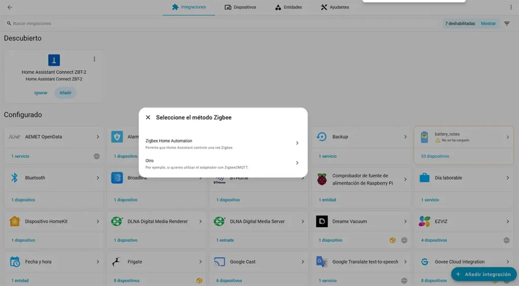Pantalla de integraciones de Home Assistant detectando el Home Assistant Connect ZBT-2 y mostrando la selección del método Zigbee, con la opción “Otro” para usarlo con Zigbee2MQTT.