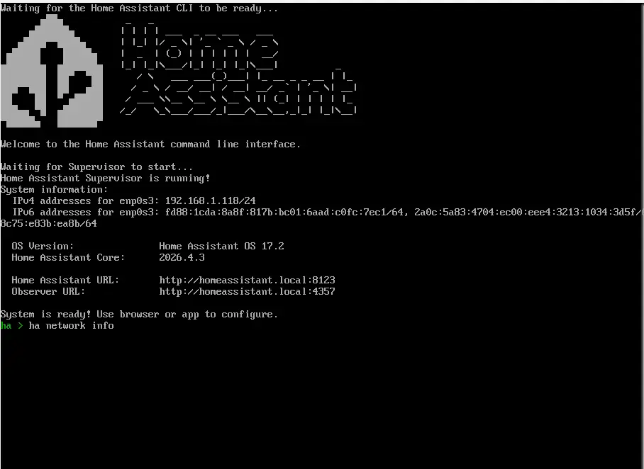 Consola de Home Assistant OS en una máquina virtual de VirtualBox mostrando que el sistema está listo y la dirección IP local para acceder desde el navegador.