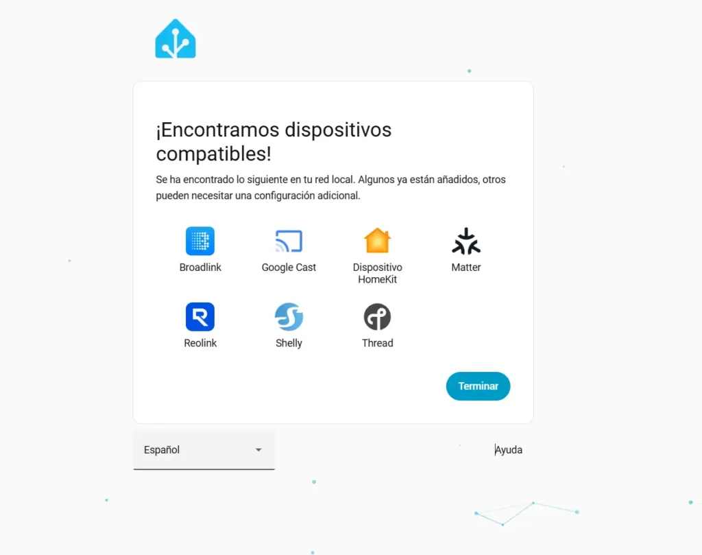 Pantalla de Home Assistant mostrando los dispositivos compatibles detectados automáticamente en la red local durante la configuración inicial.