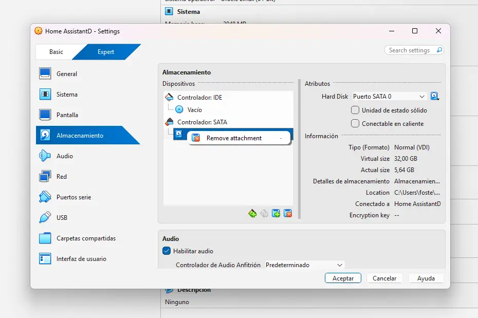 Configuración de almacenamiento en VirtualBox mostrando cómo eliminar el disco duro vacío desde el controlador SATA antes de añadir la imagen VDI de Home Assistant.