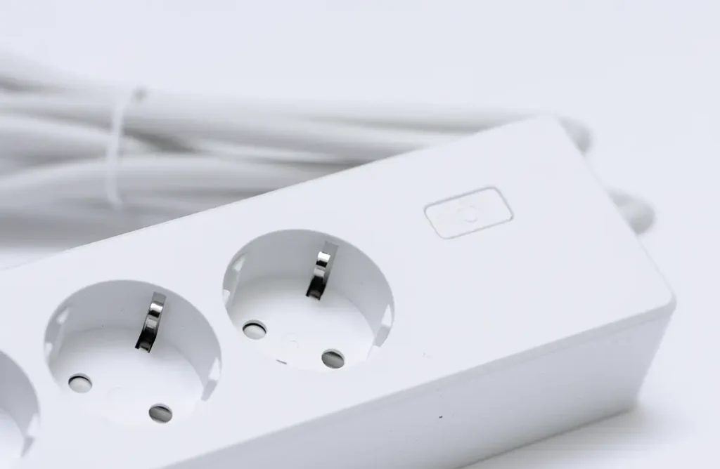 Detalle del botón físico de encendido y de dos tomas de corriente de la regleta inteligente Meross MSP844