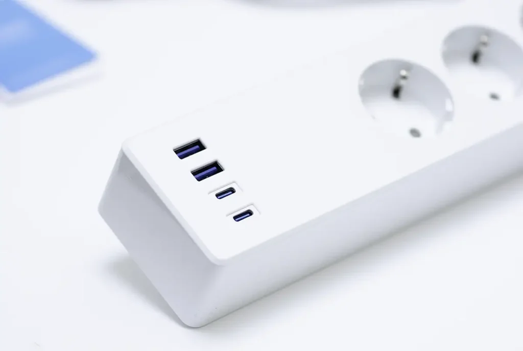 Detalle de los puertos USB-A y USB-C de la regleta inteligente Meross MSP844 sobre una mesa blanca