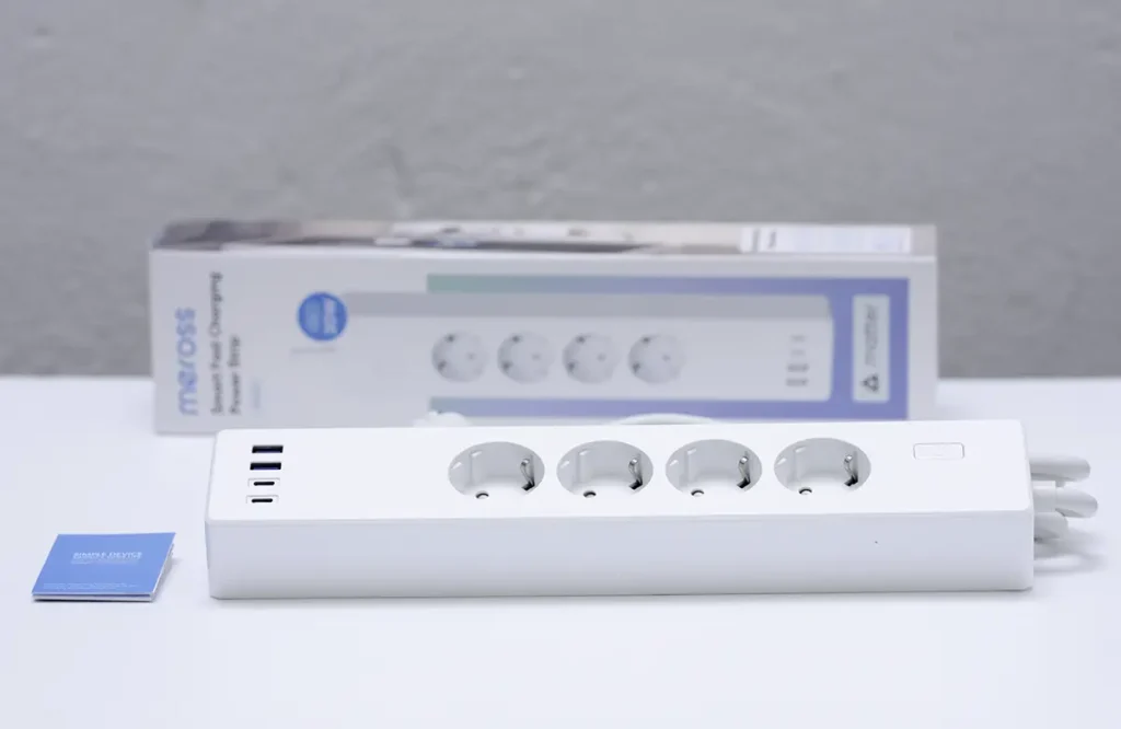 Regleta inteligente Meross MSP844 con cuatro enchufes y puertos USB junto a su caja y manual durante el unboxing
