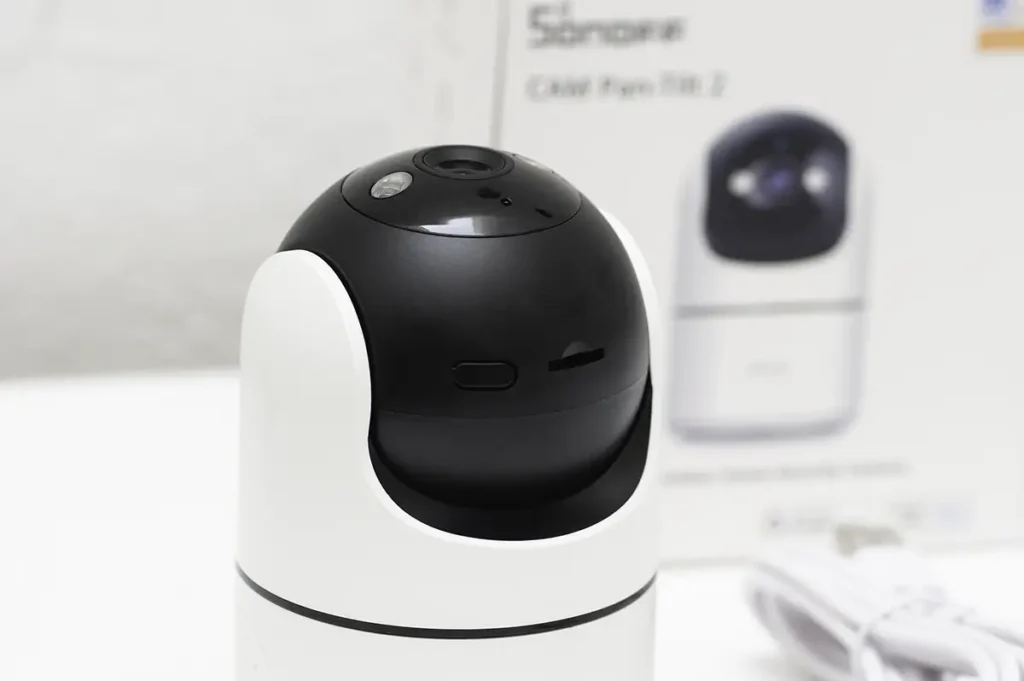 Parte trasera de la SONOFF CAM Pan-Tilt 2 con ranura microSD, botón de reset y salida de audio