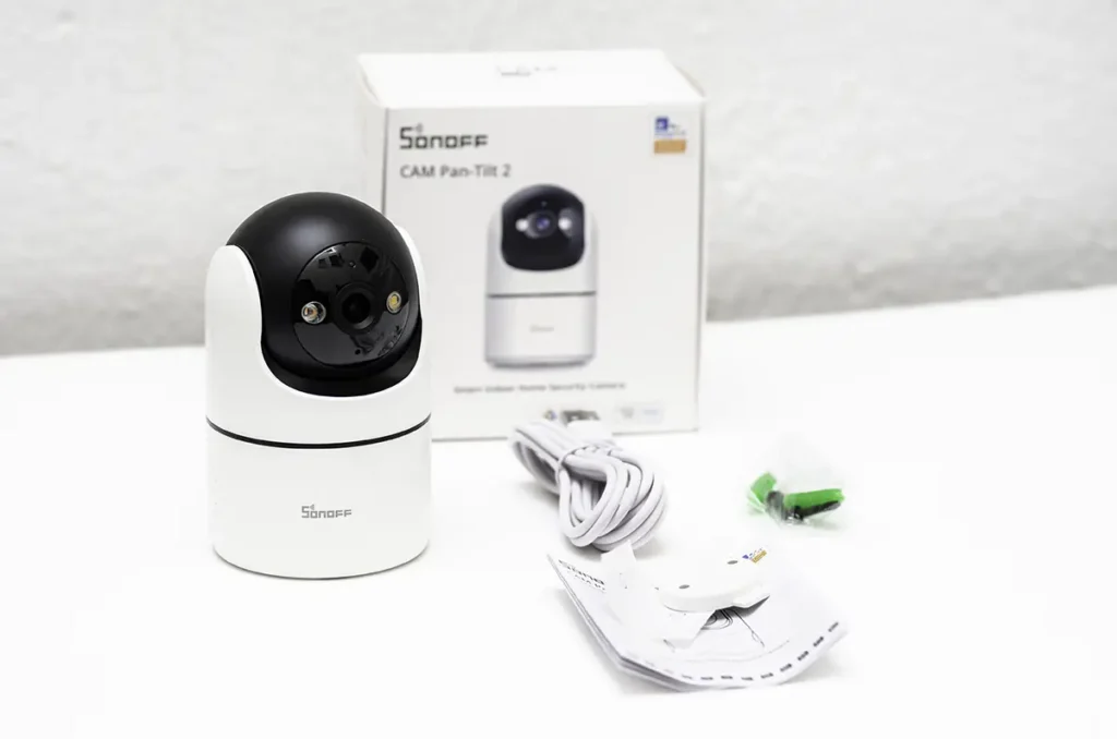 SONOFF CAM Pan-Tilt 2 junto a su caja, cable USB-C, soporte, tornillos y accesorios incluidos