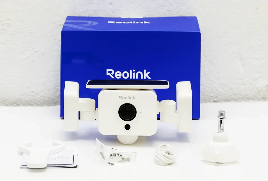 Unboxing de la Reolink Solar Floodlight Cam con caja, soporte, tornillos, cable USB-C y accesorios incluidos
