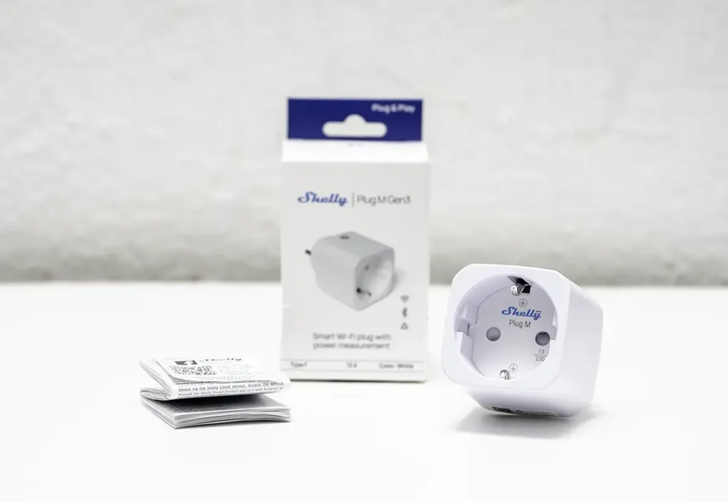 Shelly Plug M Gen3 junto a su caja y documentación durante el unboxing