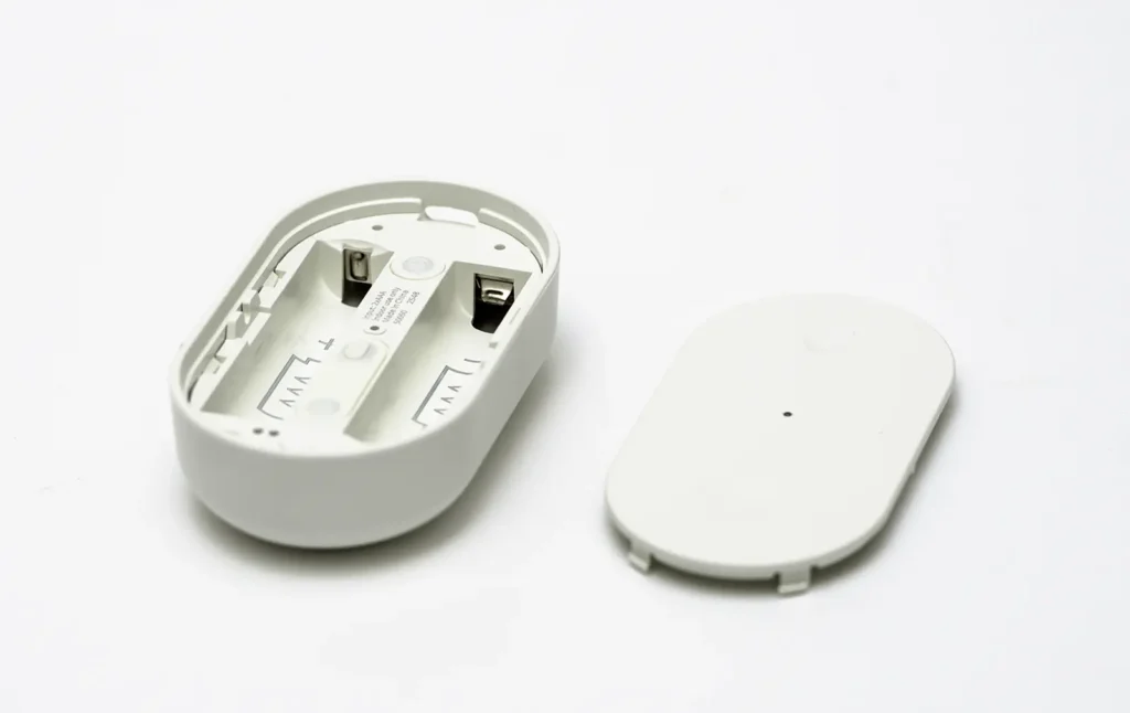 Mando IKEA BILRESA abierto mostrando el compartimento para dos pilas AAA y la tapa trasera