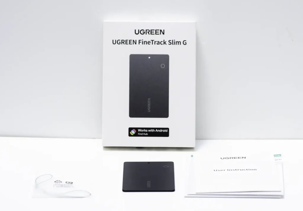 Contenido de la caja del UGREEN FineTrack Slim Smart Finder G con tarjeta localizadora, cordel, manuales y embalaje