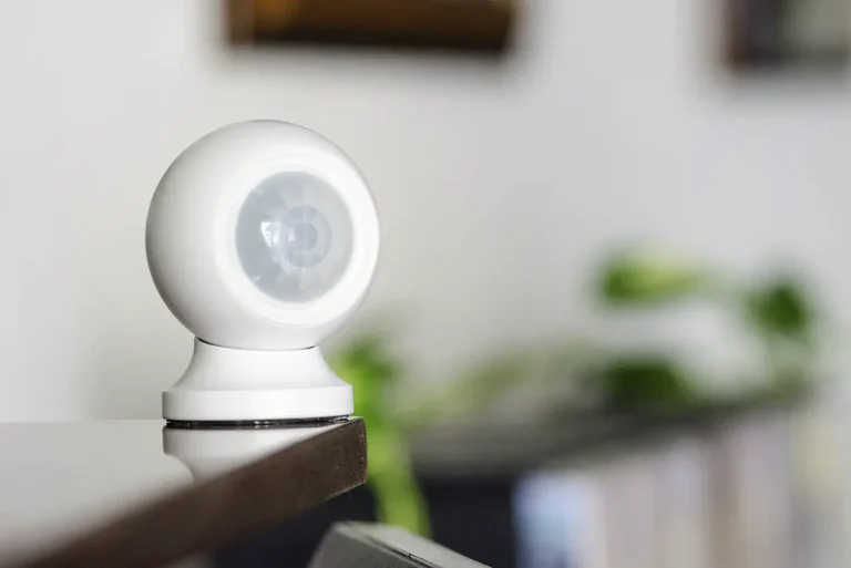 Sensor de presencia Zigbee Zemismart ZPS-Z1 probado en casa para automatizaciones con Home Assistant