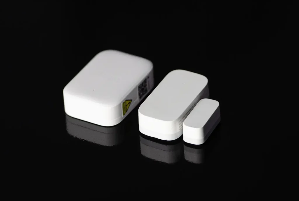 Aqara Multi-State Sensor P100 junto a un sensor Aqara clásico de puerta y ventana con imán