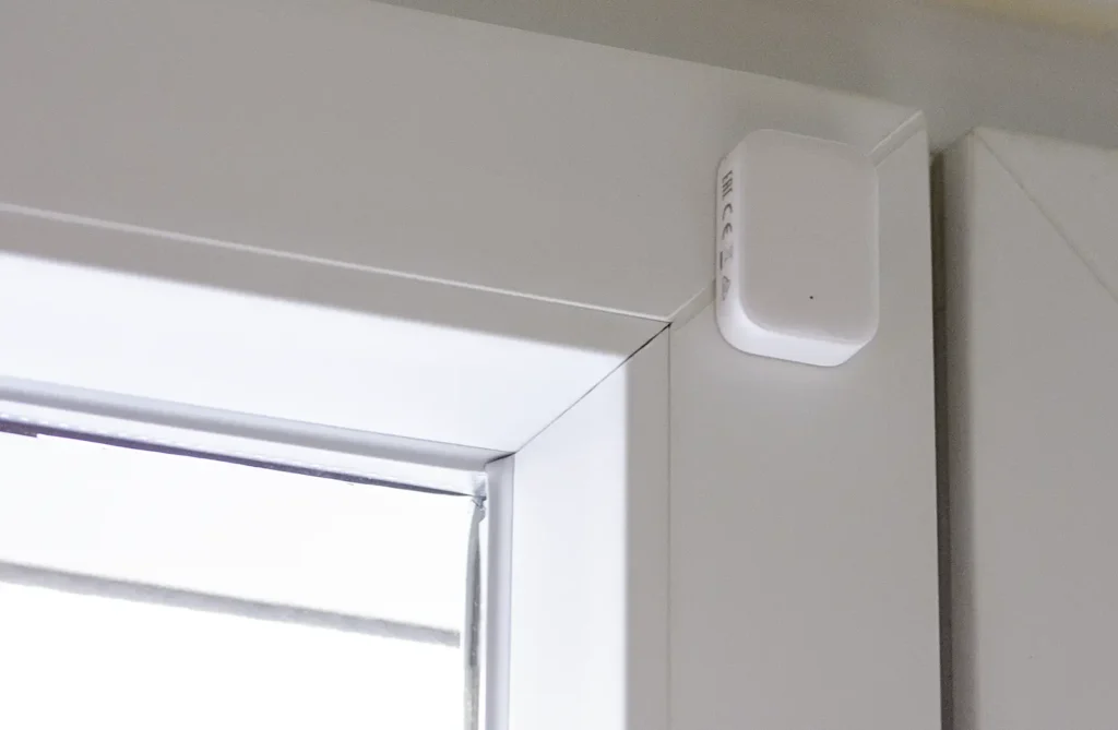 Aqara Multi-State Sensor P100 instalado en una ventana durante la prueba real como sensor de apertura