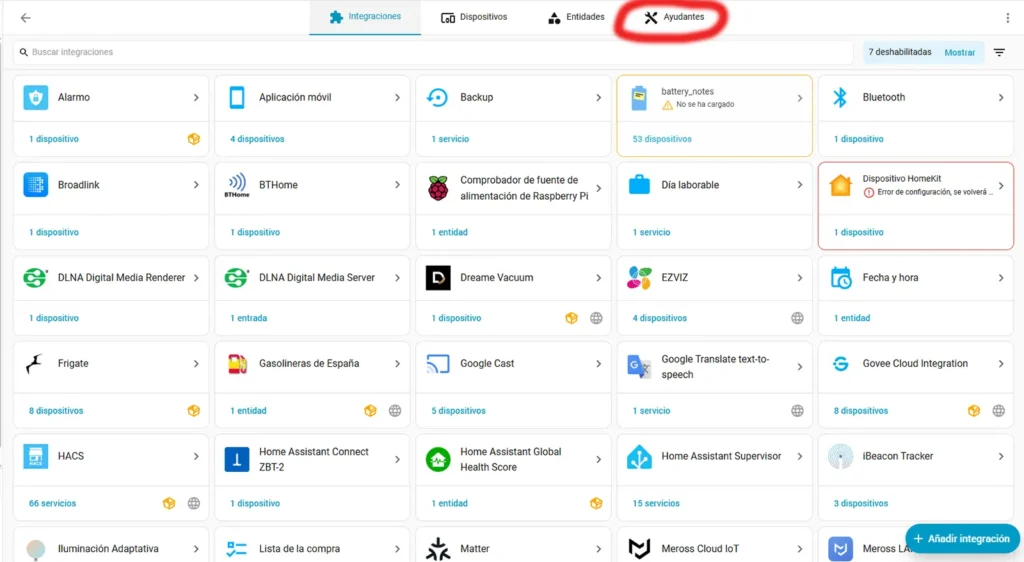 Captura de Home Assistant en la sección Dispositivos y servicios, mostrando la pestaña Ayudantes resaltada para crear un ayudante.