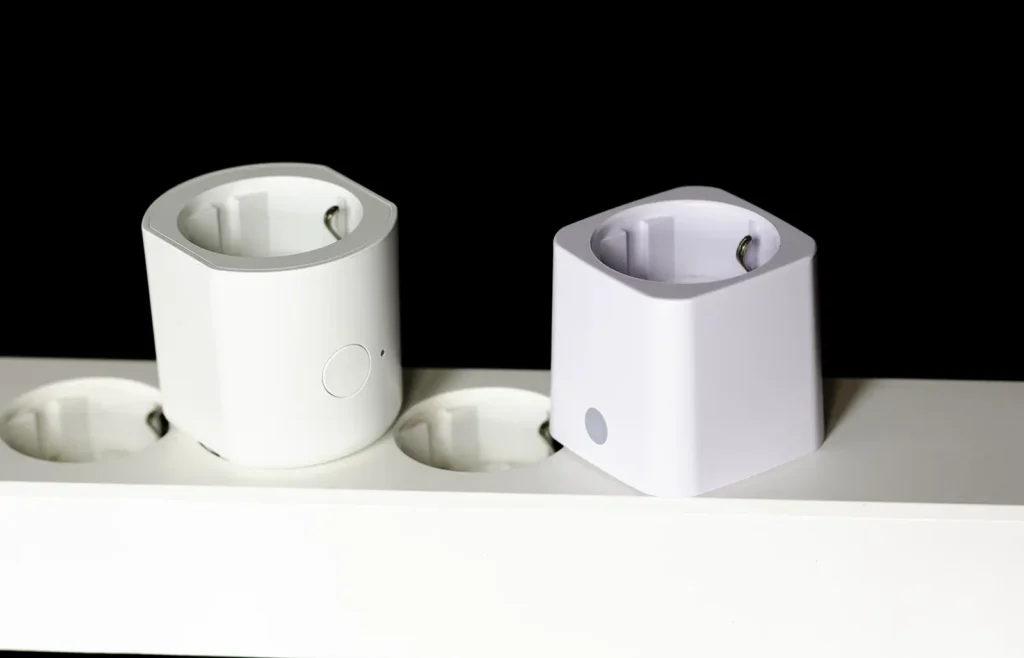 Comparativa del IKEA GRILLPLATS y el Shelly Plug M Gen3 colocados en una regleta
