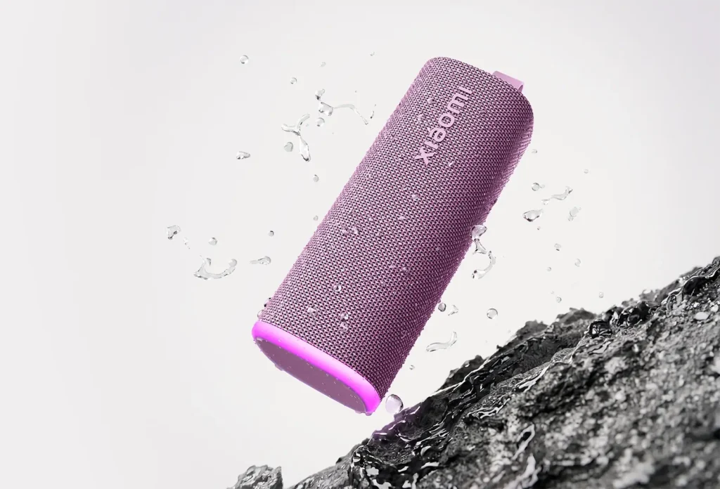Xiaomi Sound Play en color morado con iluminación integrada y resistencia IP68 frente al agua y el polvo