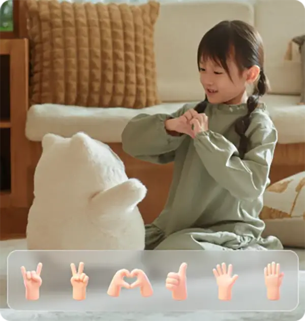 Niña interactuando mediante gestos con SwitchBot KATA Friends en una escena de uso doméstico