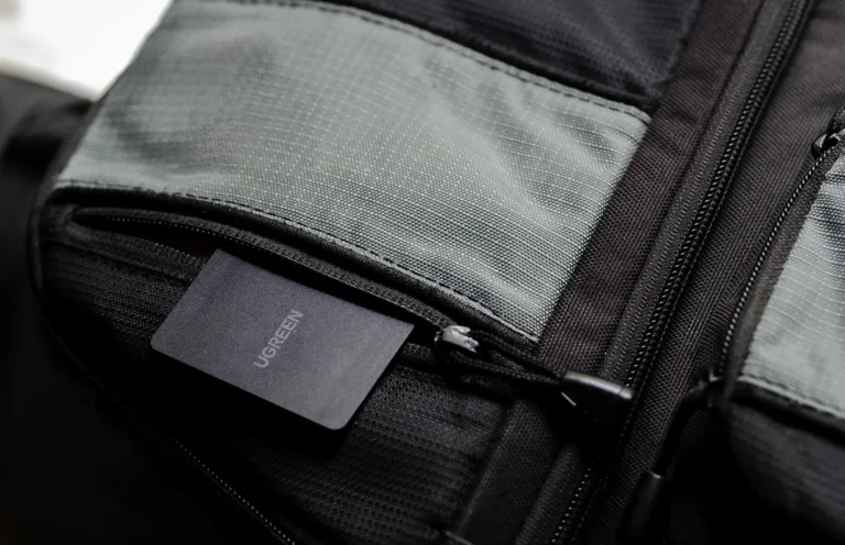 UGREEN FineTrack Slim Smart Finder G colocado en el bolsillo de una mochila durante la prueba real
