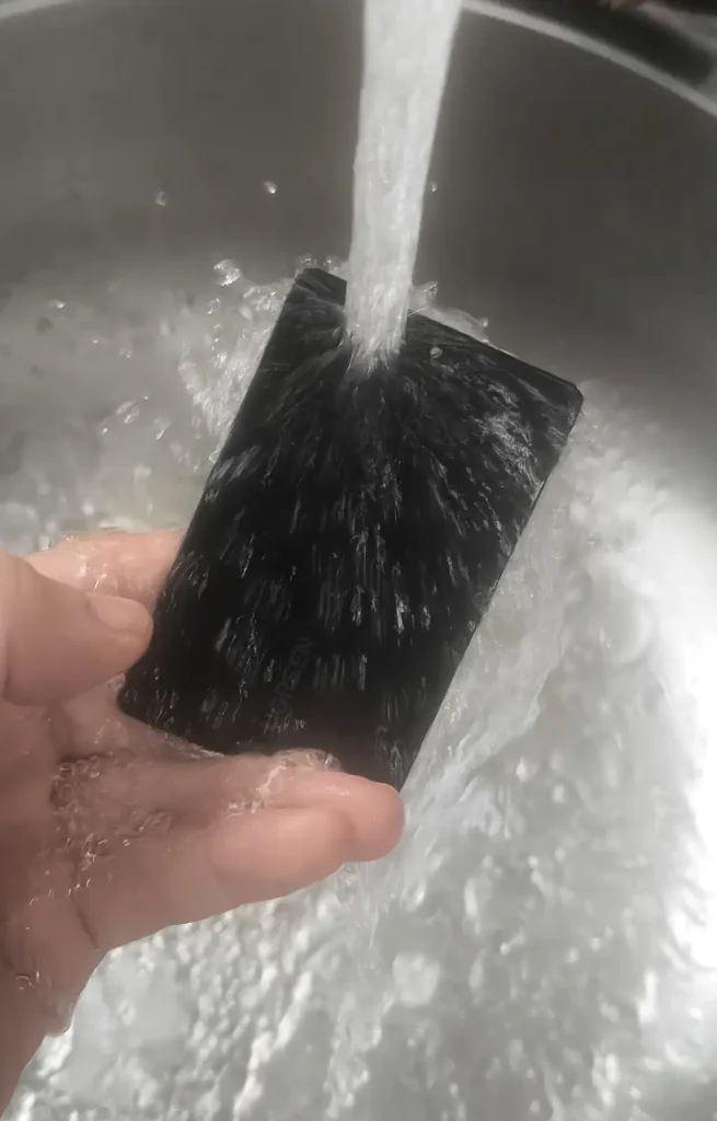 UGREEN FineTrack Slim Smart Finder G bajo el grifo durante una prueba de resistencia al agua