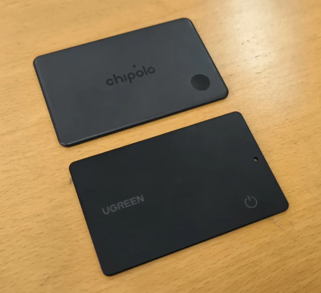 Comparativa entre UGREEN FineTrack Slim Smart Finder G y Chipolo Card sobre una mesa
