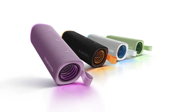 Altavoz Bluetooth Xiaomi Sound Play en color morado, negro, blanco y verde, con luces frontales integradas y diseño portátil.
