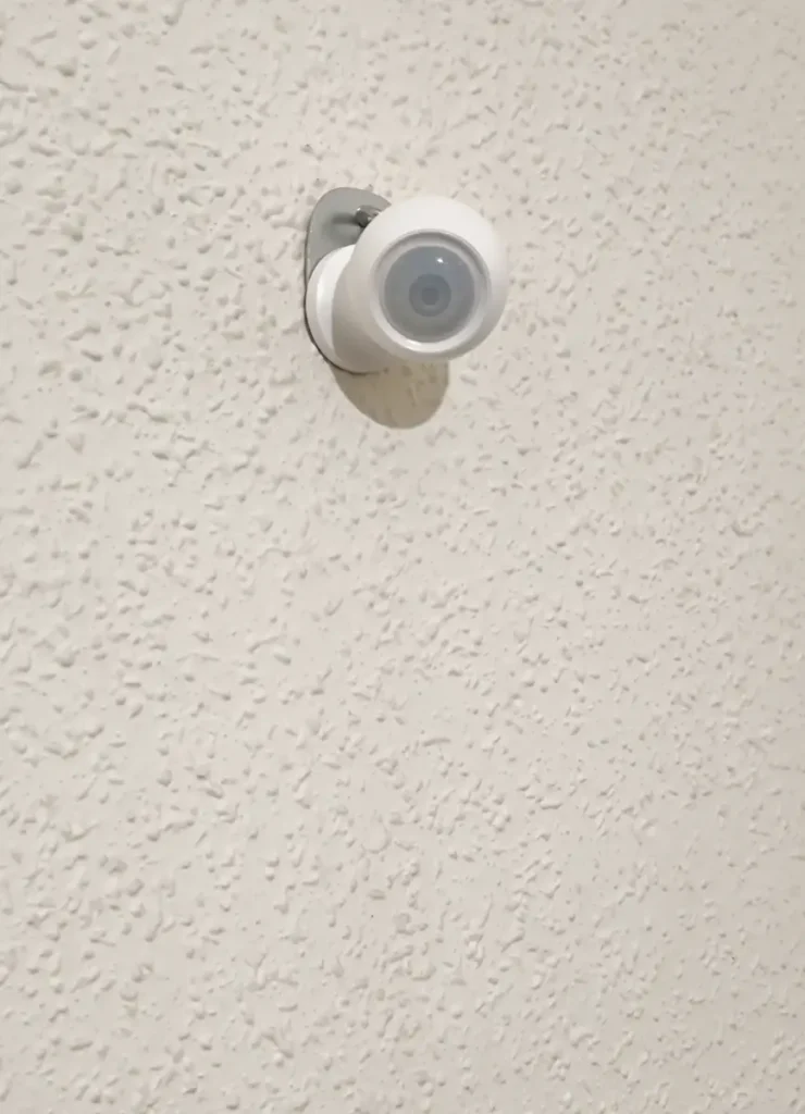 Zemismart ZPS-Z1 instalado en la pared con su soporte magnético orientable