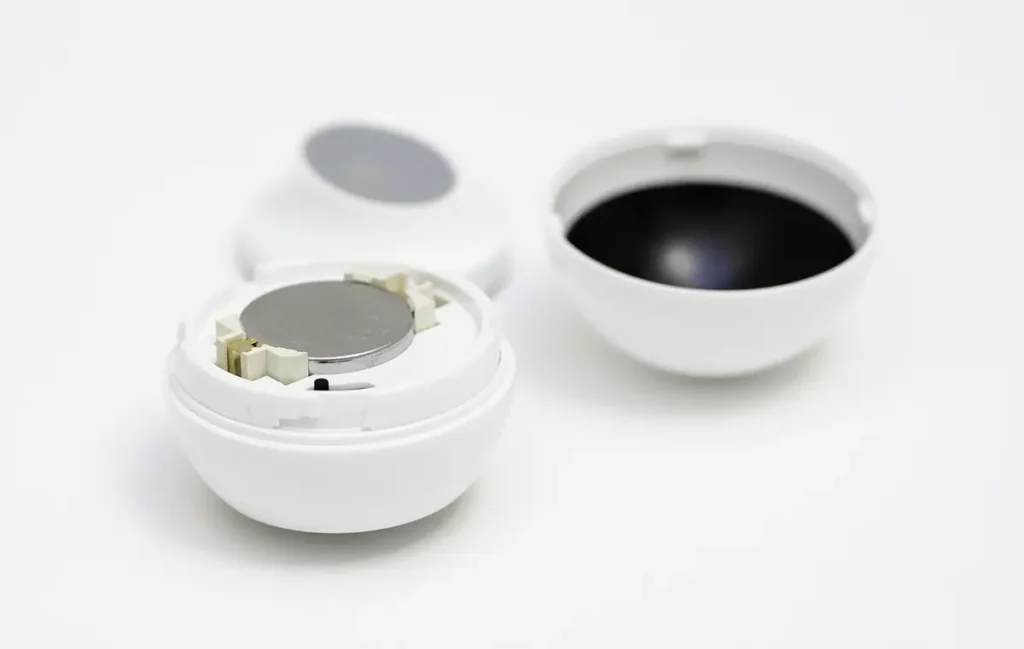Interior del sensor de presencia Zigbee Zemismart ZPS-Z1 con la pila CR2450 instalada
