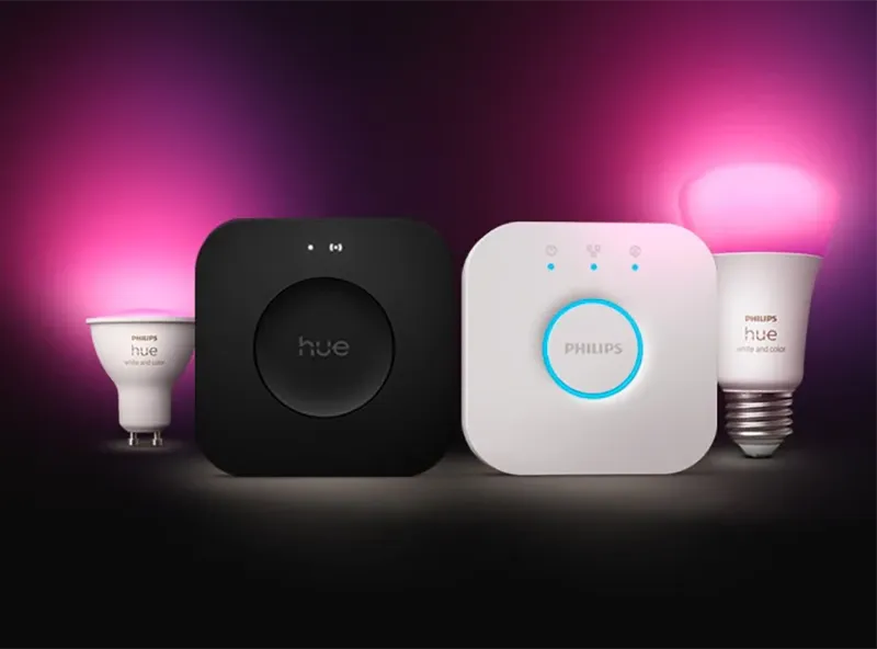 Imagende Philips Hue con dos bombillas inteligentes, Hue Bridge y Hue Bridge Pro.