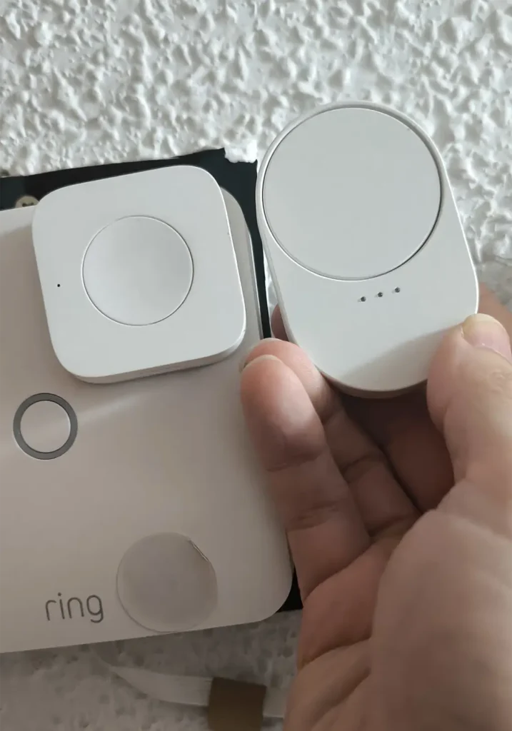 IKEA BILRESA Scroll Wheel en la mano comparado con otro mando inteligente aqara