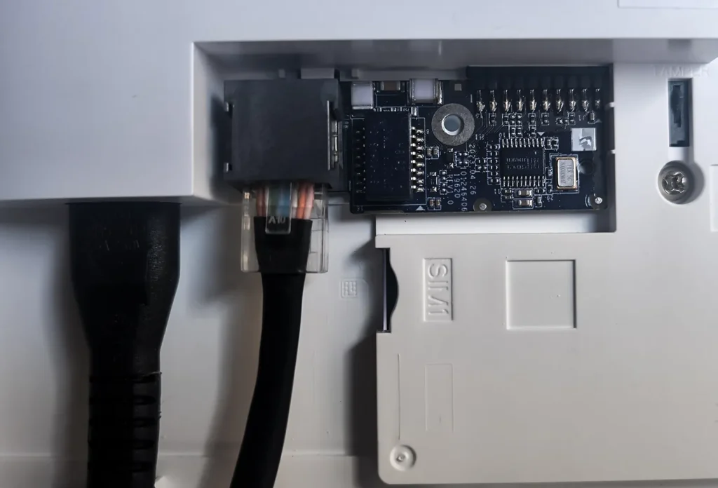 Módulo LAN instalado en el panel de control de la alarma ANNKE con cable Ethernet conectado.