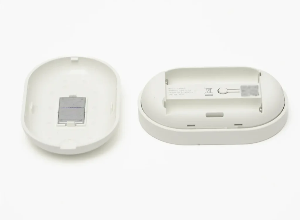 Interior del IKEA BILRESA Scroll Wheel con compartimento para pilas AAA, código QR Matter y botón de reset