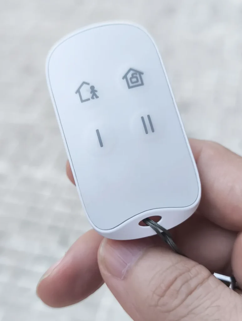 Mando a distancia de la alarma ANNKE con botones para activar, desactivar y controlar el sistema de seguridad.