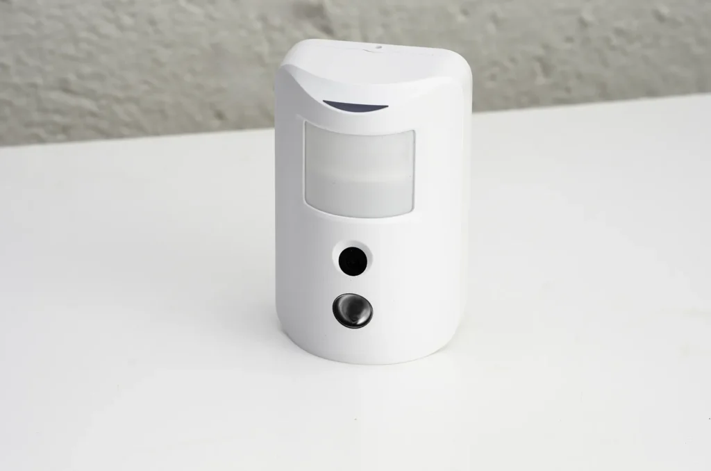 Sensor PIR con cámara de la alarma ANNKE para detectar movimiento y tomar capturas cuando salta la alarma.