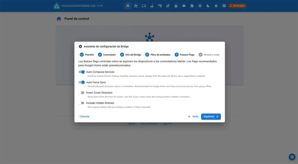 Paso 5 del asistente de Bridge, Feature Flags, con las descripciones completas de Auto Compose Devices, Auto Force Sync, Invert Cover Direction e Include Hidden Entities