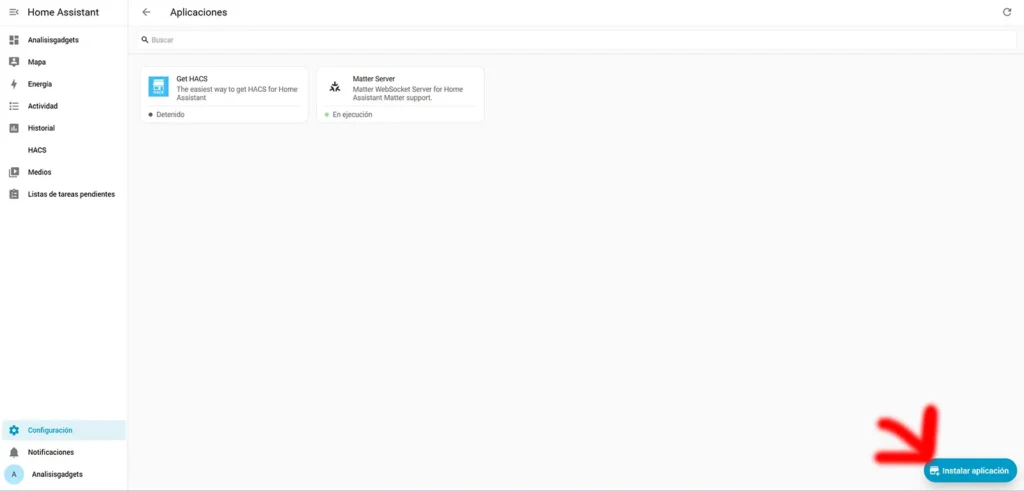 Pantalla de aplicaciones en Home Assistant con el botón Instalar aplicación señalado para añadir un nuevo complemento