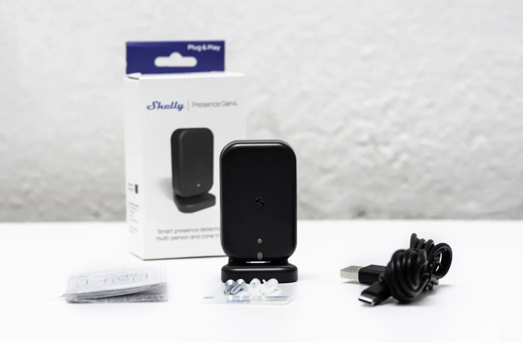 Contenido de la caja del Shelly Presence Gen4 con sensor, cable USB-C, tornillos y accesorios de montaje