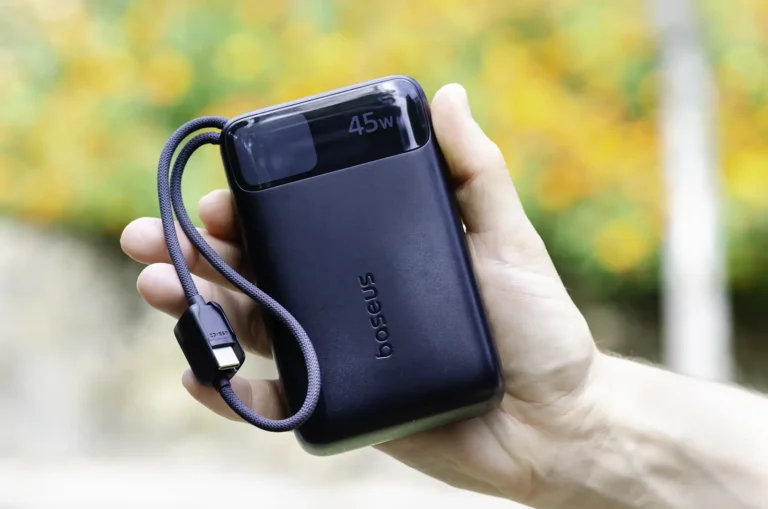 Power bank Baseus EnerFill FC11 con el 45W serigrafiado y el cable USB-C integrado, sujeta en la mano