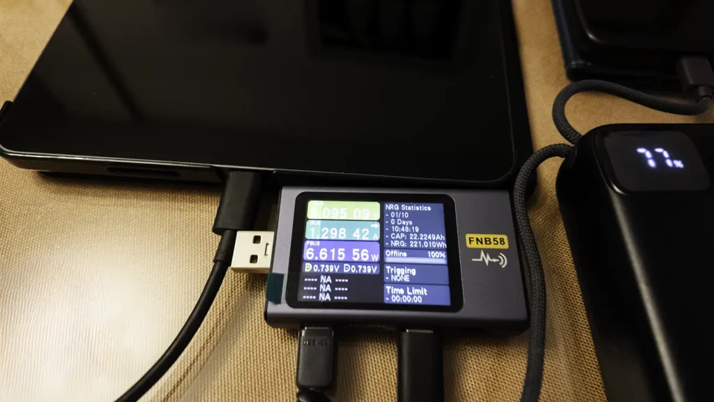 Analizador FNB58 mostrando 6,6W al cargar varios dispositivos a la vez con el Baseus EnerFill FC11