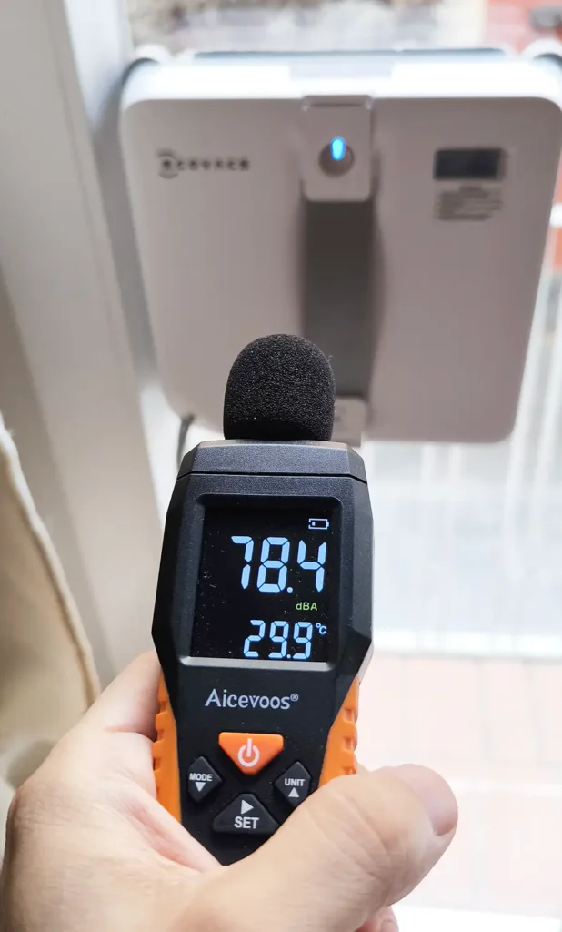 Medición de ruido del ECOVACS WINBOT Mini 2 con sonómetro: 78,4 dB a un metro de distancia