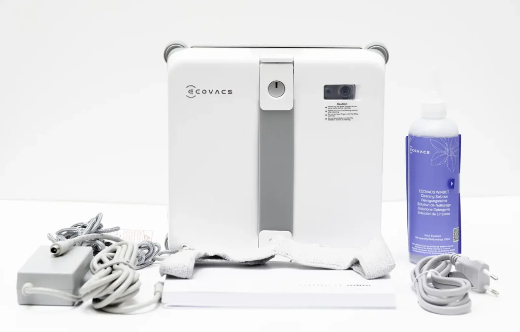 Contenido de la caja del ECOVACS WINBOT Mini 2: robot, adaptador de corriente, solución limpiacristales y manual