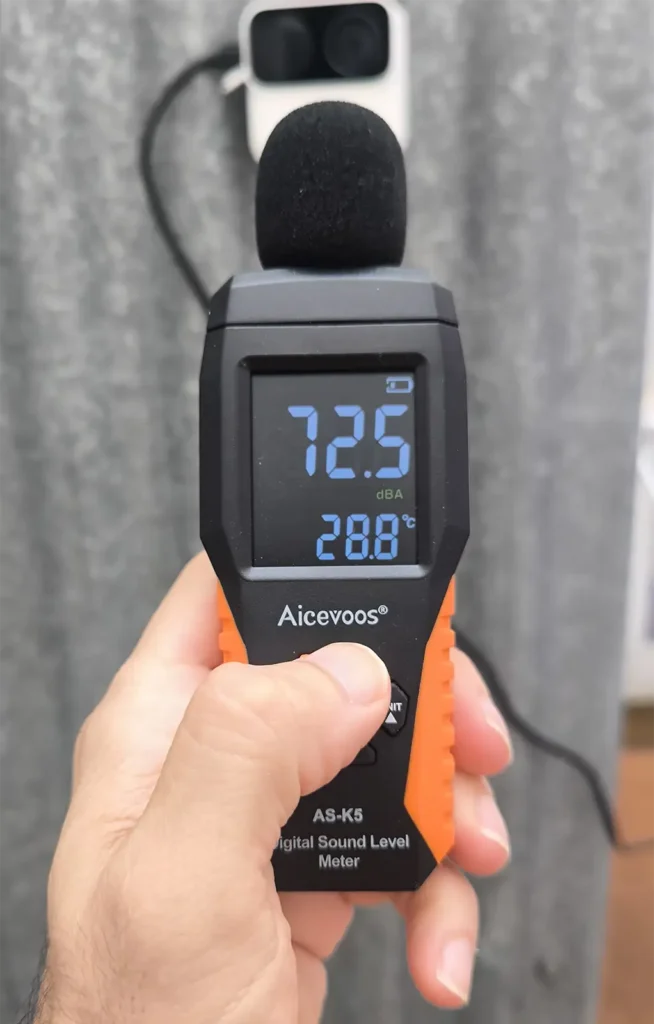 Medición con sonómetro Aicevoos AS-K5 de la sirena de la Reolink Argus MagiCam