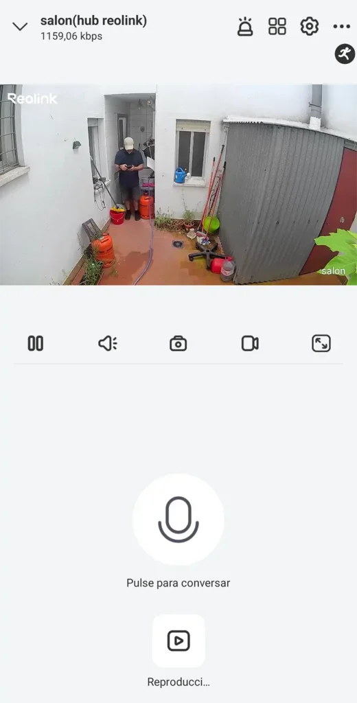 Pantalla de reproducción en directo de la app Reolink con la Argus MagiCam en el patio