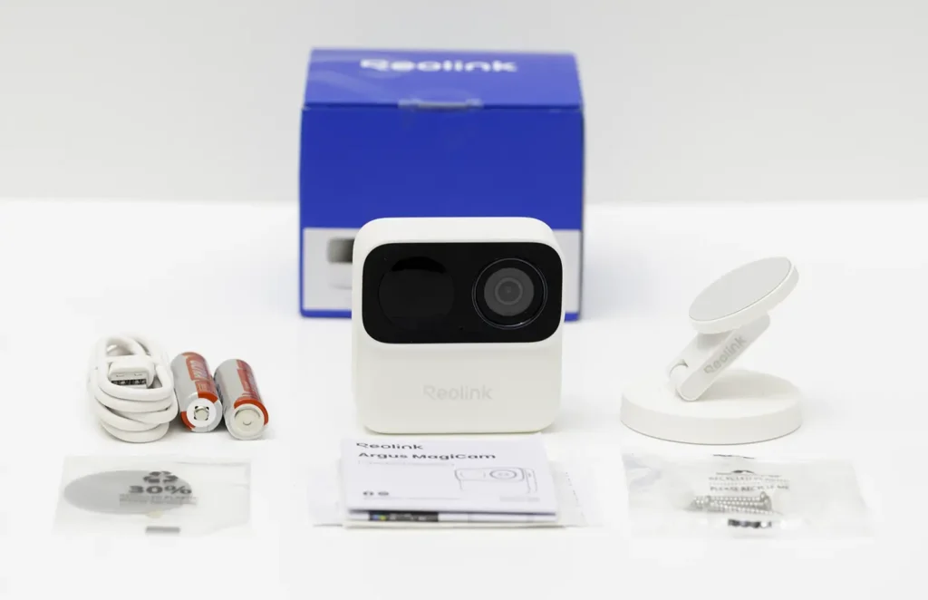 Contenido de la caja de la Reolink Argus MagiCam: cámara, cable USB-C, pilas, soporte giratorio y tornillos