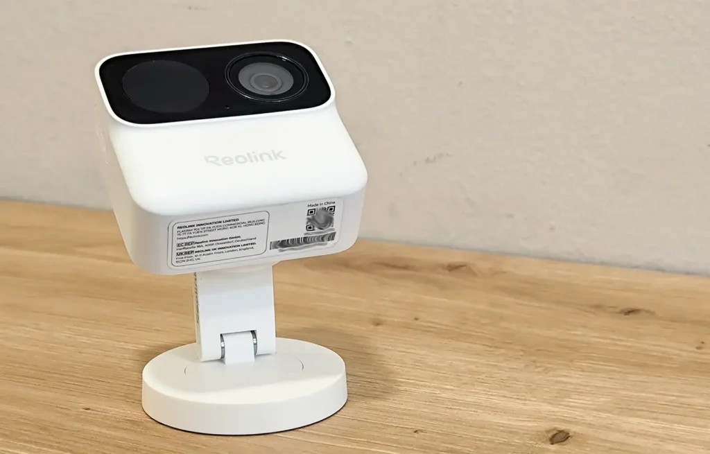Reolink Argus MagiCam sobre su soporte giratorio con base magnética