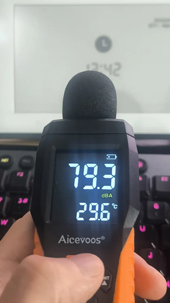 Medición con sonómetro de la alarma del SwitchBot E-Ink Home Dashboard marcando 79,3 dBA a máxima potencia