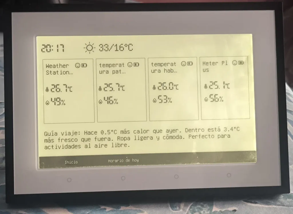 Pantalla del SwitchBot E-Ink Home Dashboard mostrando temperatura y humedad de 4 sensores junto con una recomendación de vestimenta generada por IA