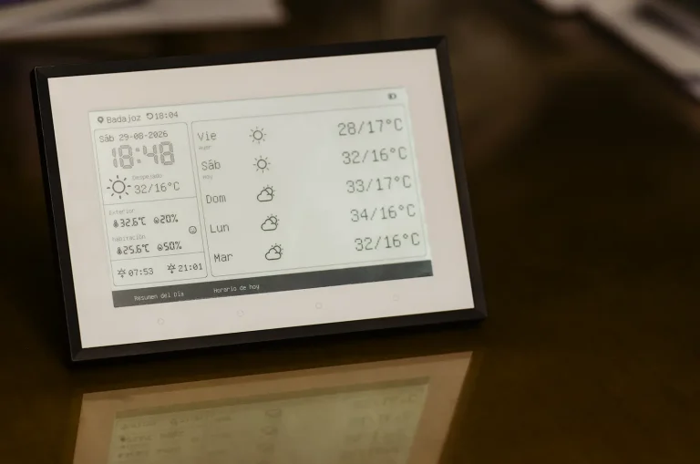 SwitchBot E-Ink Home Dashboard mostrando la pantalla principal con temperatura interior y exterior, humedad y previsión meteorológica a varios días